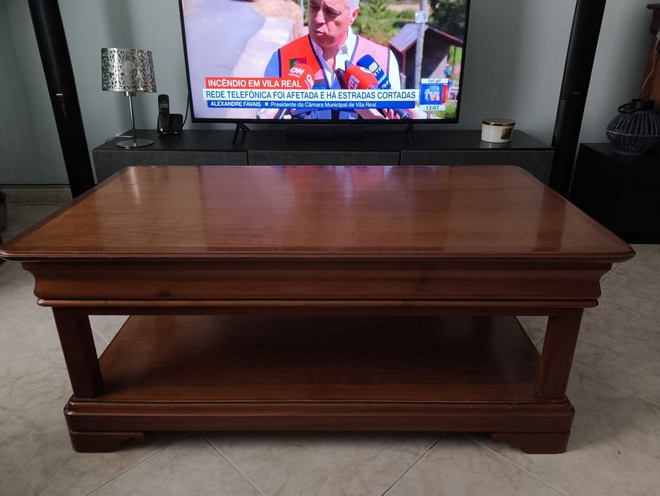 Mesa de sala ou TV  em cerejeira com 2 gavetas