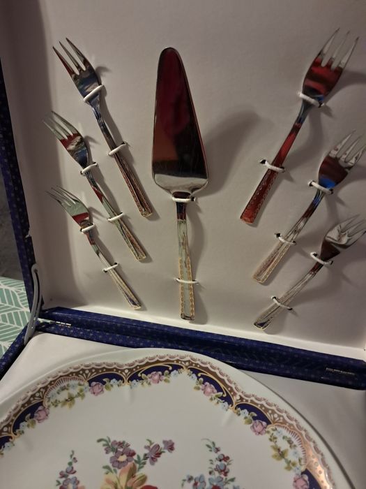 Prato de bolo com seis garfos e faca