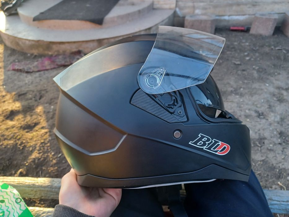 Мото шолом з апаратурою для прослуханя музики