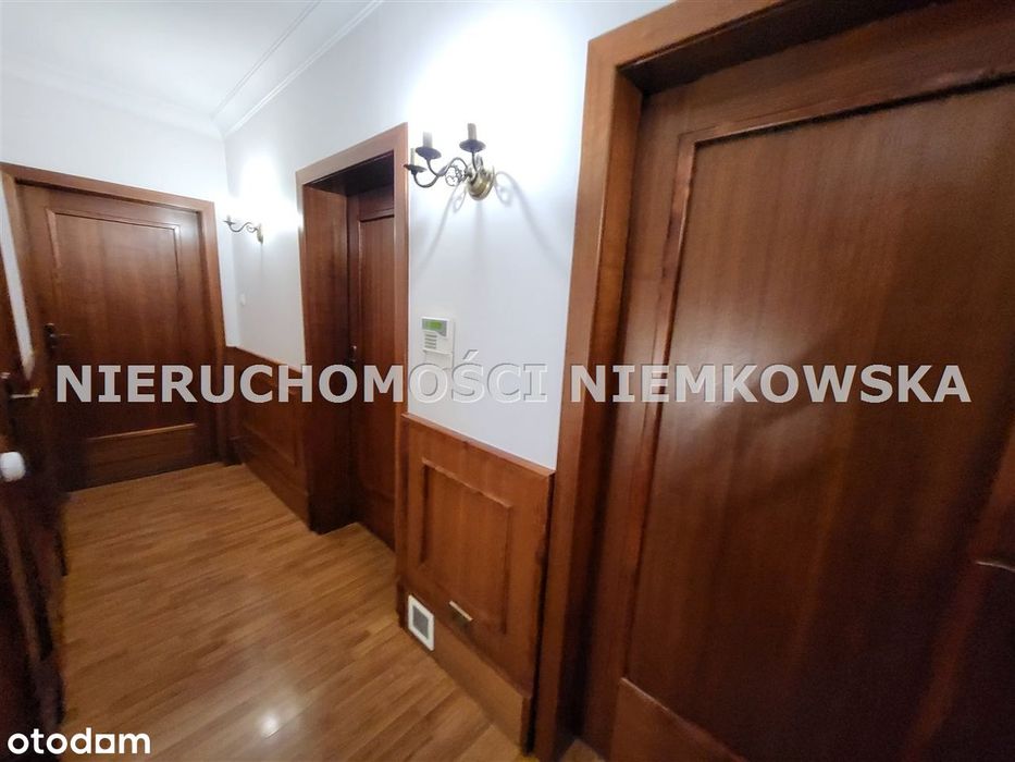 Niebanalny dom z ogrodem zimowym oraz kominkiem