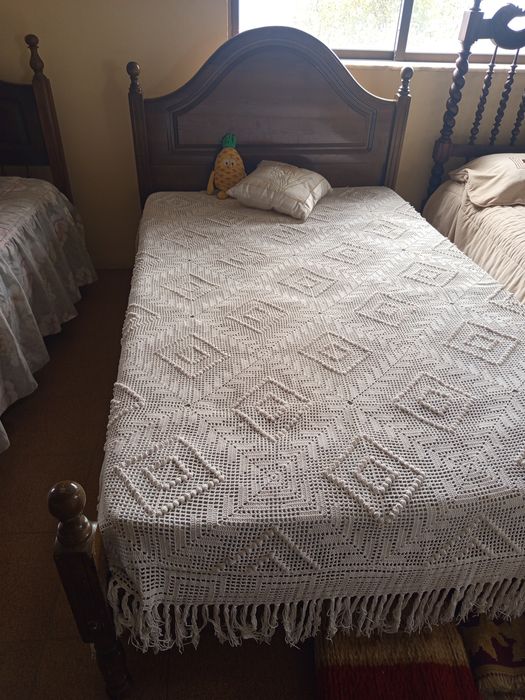 Cama de solteiro e outra de casado  com estrado e colchão (possível en