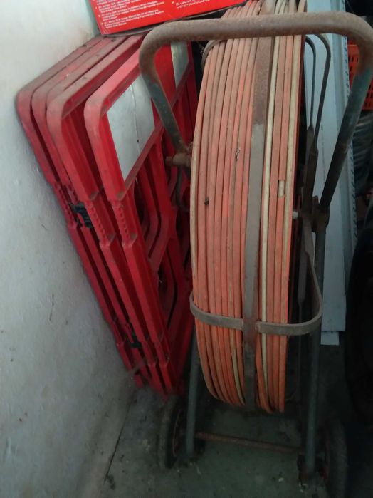 Vende-se guia em fibra usada com carrinho grande.