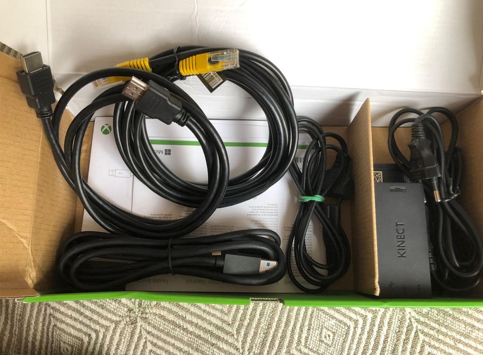 Xbox ONE S 4K HDR zestaw z czujnikiem KINEKT, pad + gratis, jak nowy!