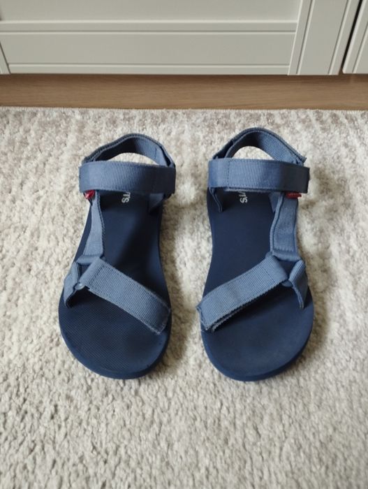 Granatowe sandały Levis cadys 40