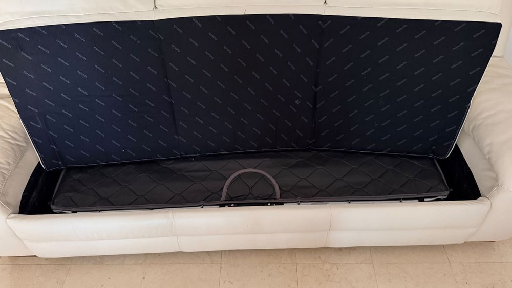Sofá de pele  230x90 faz cama