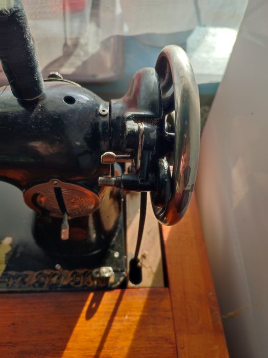 Продам швейну машинку