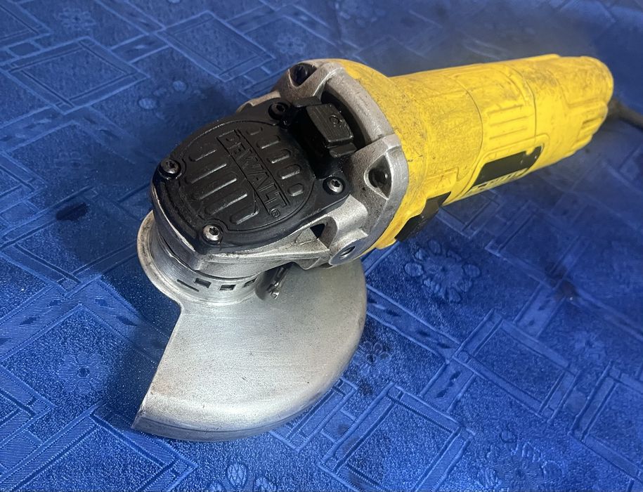 DeWALT DWE4057 Болгарка 125мм 800Вт