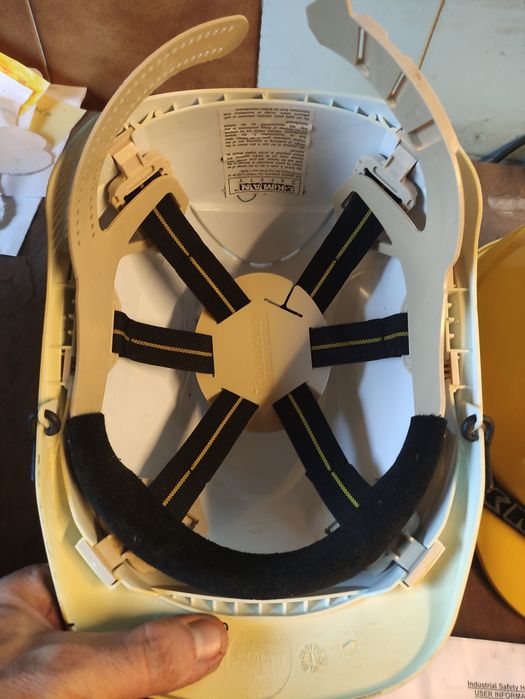 3 capacetes de segurança/proteção em obras, 1 máscara de soldar