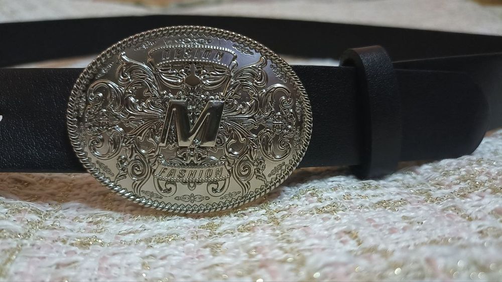 Чорний ремінь з великою металевою пряжкою, довжина  93 см