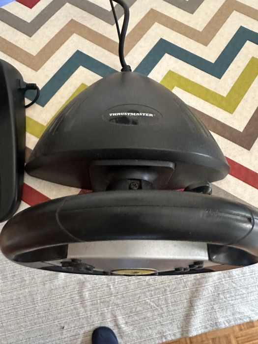 Volante e pedais PS2/USB Thrusmaster