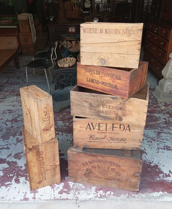 Antigas caixas do Vinho em madeira vazias