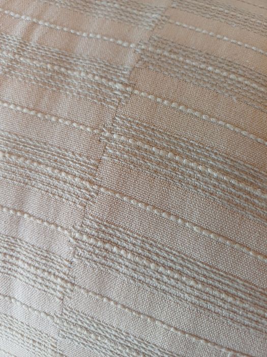 Sofá-cama para dois, com almofadas