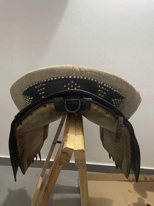 Sela portuguesa com xairel e rabecheira