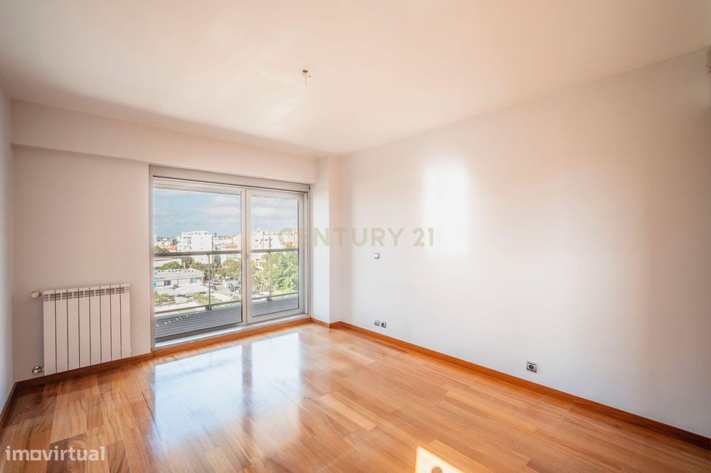 T5+1 Duplex em Linda-a-Velha com 291 m² úteis, 5 estacionamentos e vis