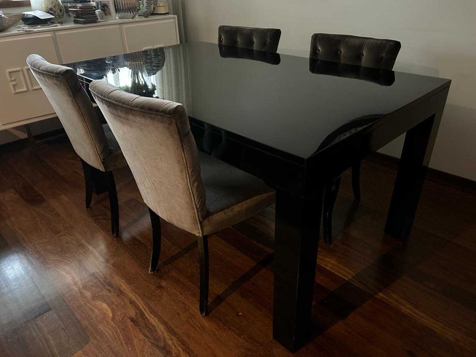 Mesa de Jantar Extensível c/ 4 Cadeiras
