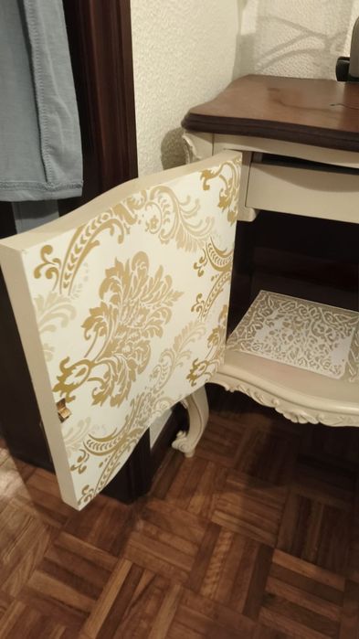 Cómoda e 2 mesas de cabeceira restauradas. Estilo Queen Anne. Disponível para mais informações.