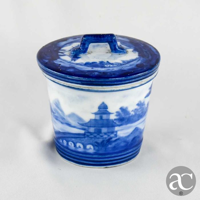 Caixa redonda em porcelana da China decorada com paisagem tradicional, período República