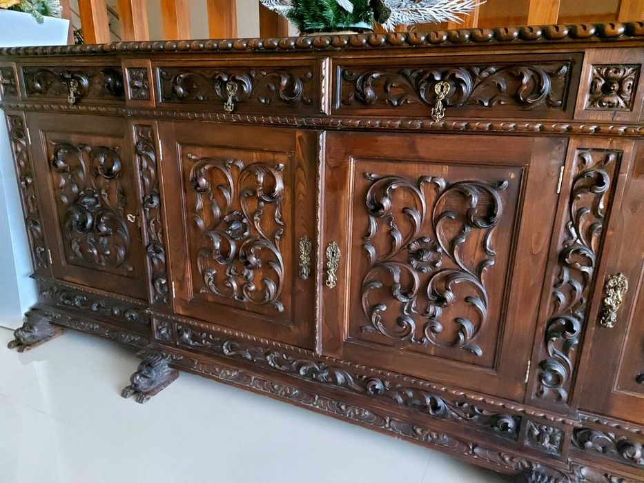 Aparador em carvalho trabalhado