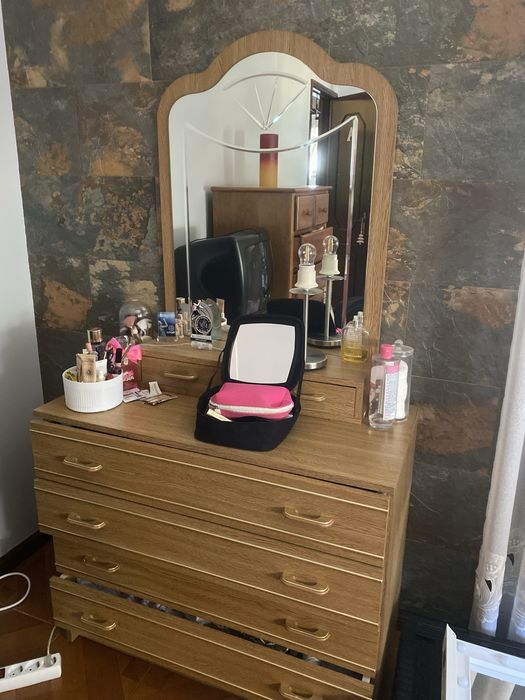 Mobília Completa de Quarto em Madeira – Roupeiro, Cama, Cómoda, Secretária e 2 Mesas de Cabeceira