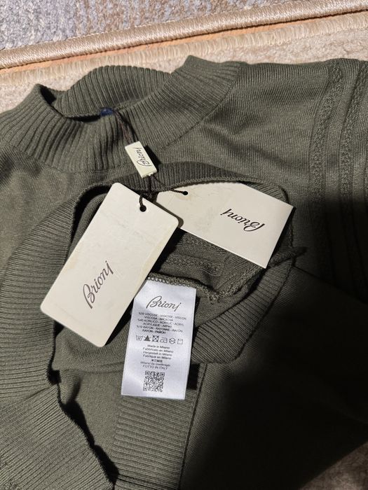 Чоловічий светр Brioni.