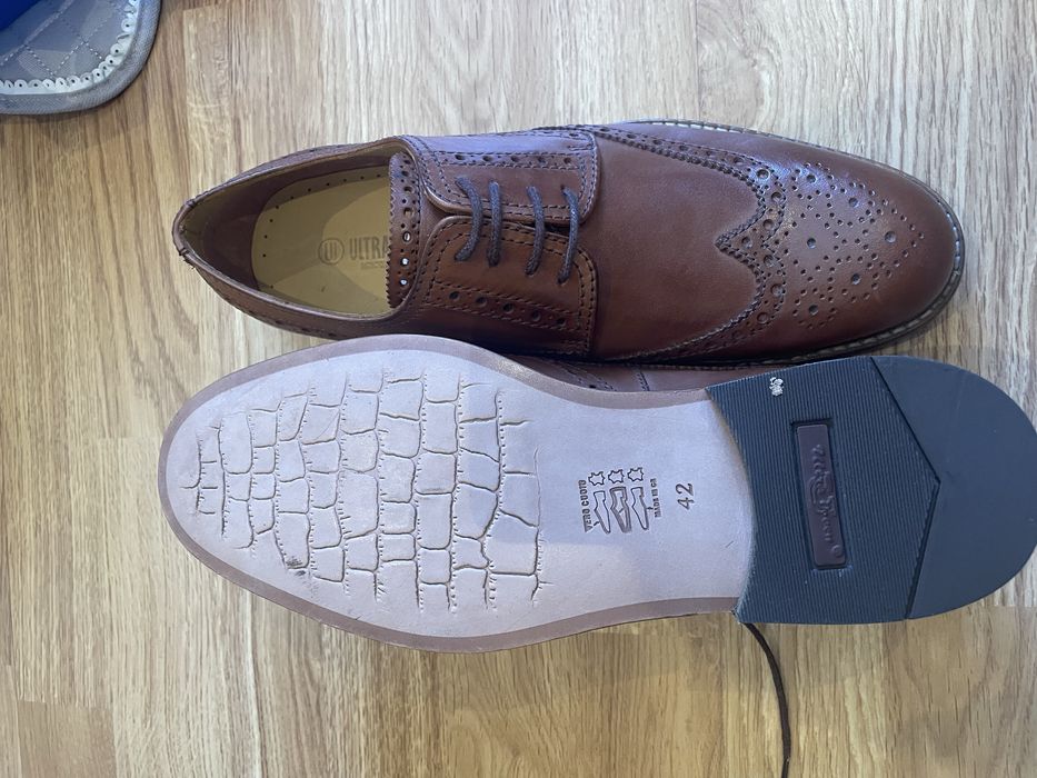 Sapatos castanhos festivos - novos