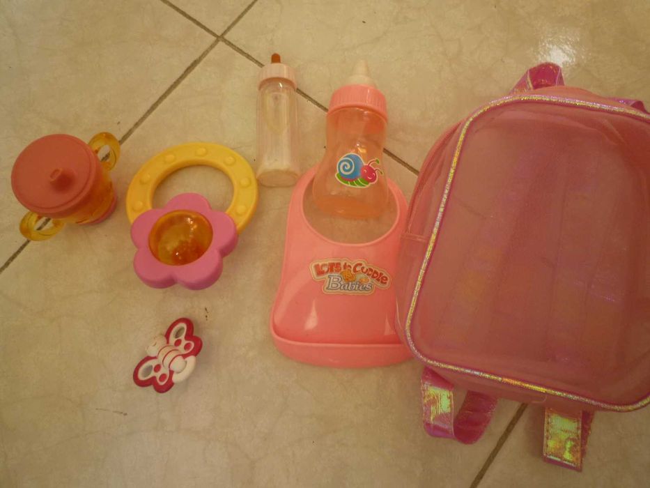 Mochila com babete,2 biberões, roca copo e chucha para brincar Novos