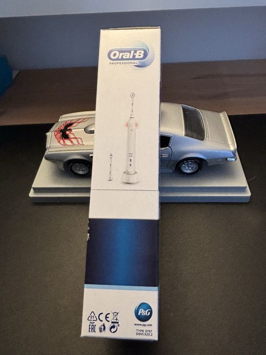 Szczoteczka elektryczna Oral-B Pro 2 2000 Professional Gumcare 2 Biała