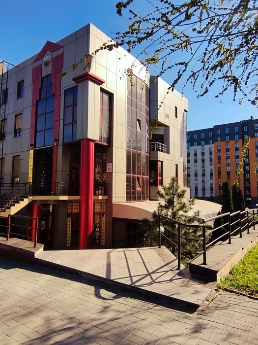 Здам в оренду перший, другий і третій поверхи  під офіс, лікарню, ресторан, салон, пр.Соборний , 87