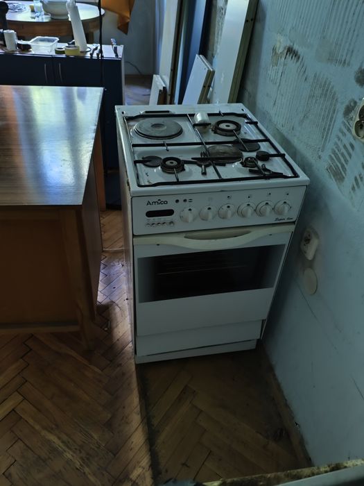 meble, kuchenka i podłoga z twardego drewna