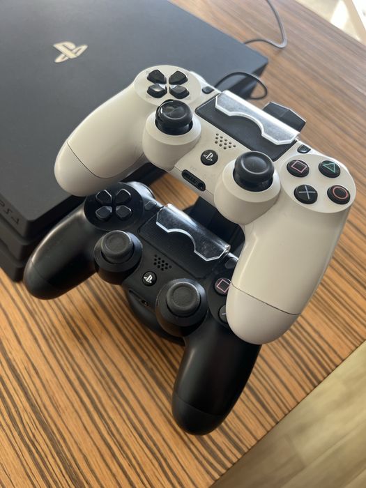 PS4 Pro 1TB + 2 Comandos + 5 Jogos