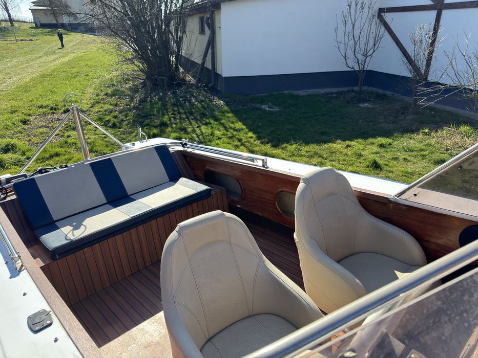 Łódź motorowa wędkarsko - turystyczna