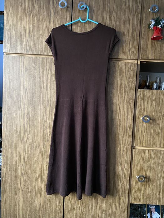 Brązowa długa elastyczna sukienka ala sweter na zimniejsze dni Zara