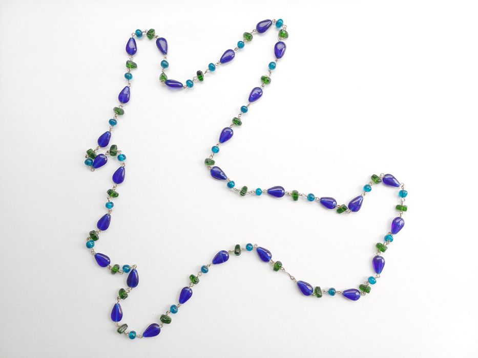 Elegante colar comprido de contas de vidro azuis e verdes