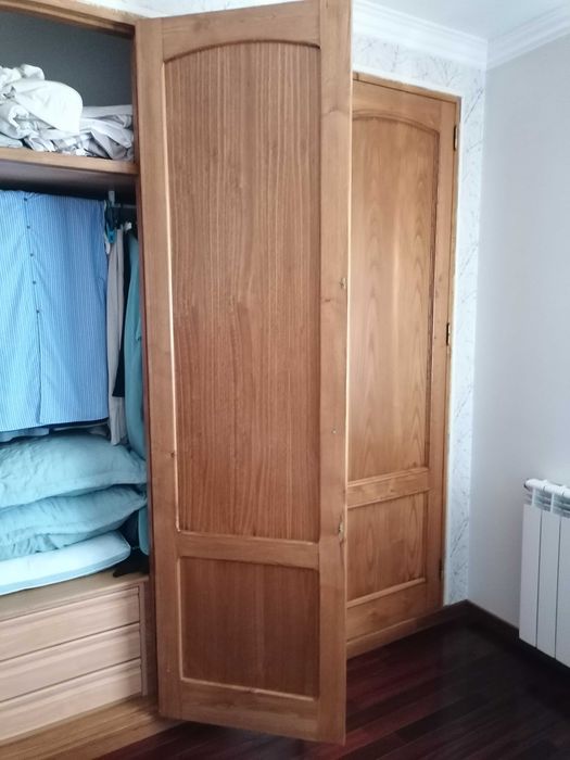 Roupeiro de Quarto - Portas de madeira de Carvalho