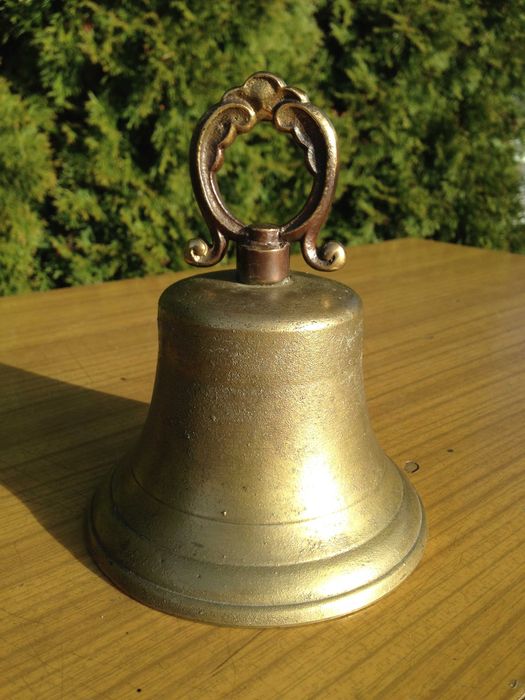 Dzwonek mosiężny duży ciężki.