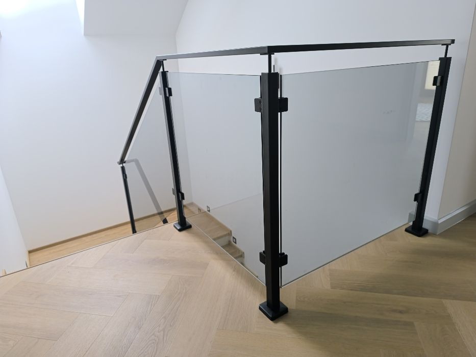 Balustrady z montażem szklane, nierdzewne, ze stali.  INOX-FORCE