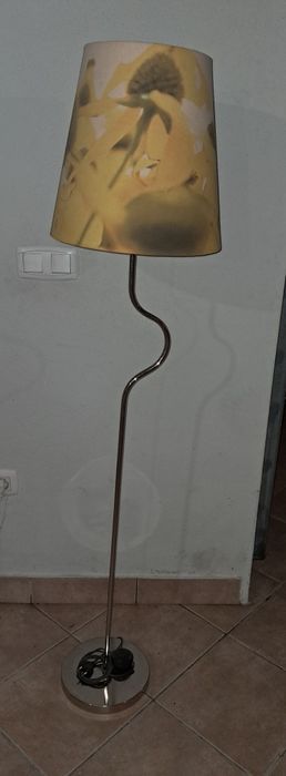 Candeeiro de pé com abajour