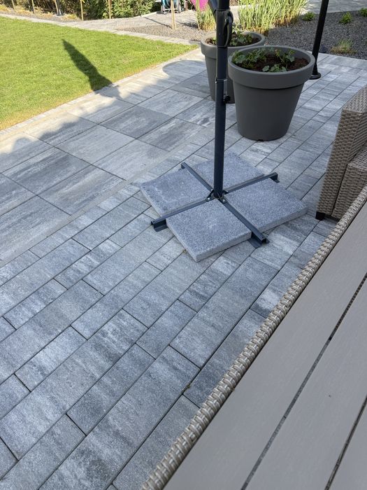 Duzy parasol ogrodowy na wysiegniku z podstawa
