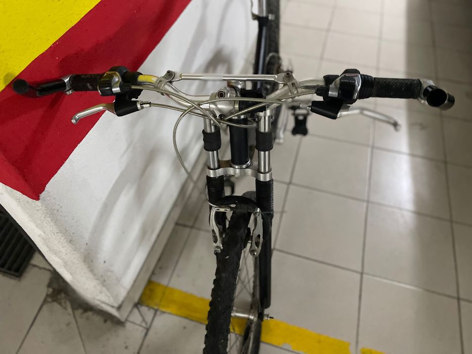 Bicicleta preta amortecedor frente/cebtro