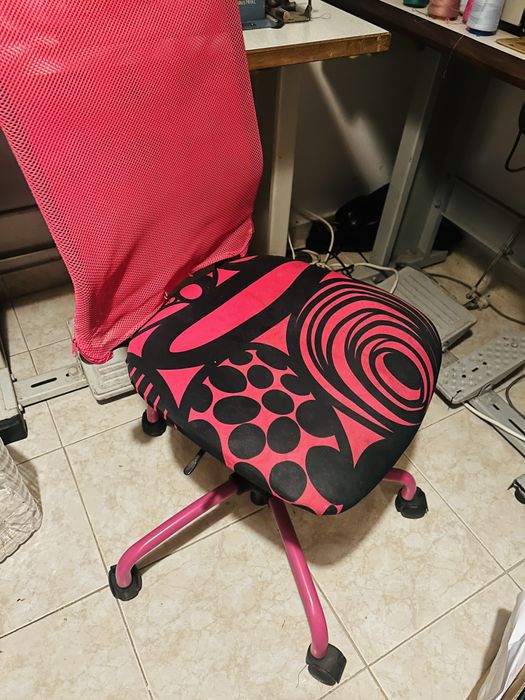 Cadeira com rodas ao pé em bom estado de uso