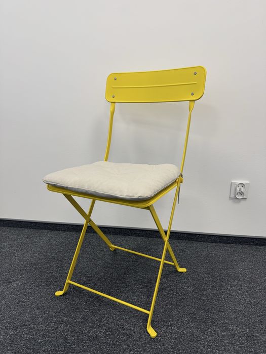 Składane metalowe krzesła z poduszką