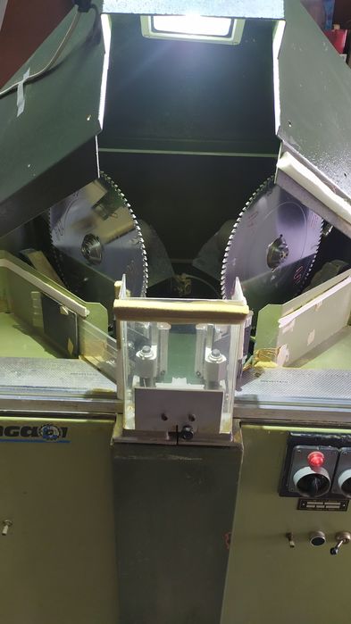 Máquina de Esquadria ,corte de Molduras com dois discos