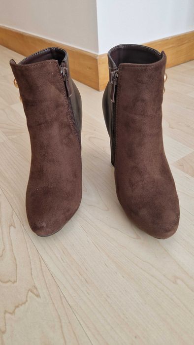 Botas castanhas salto alto, com tachas de lado, tamanho 35