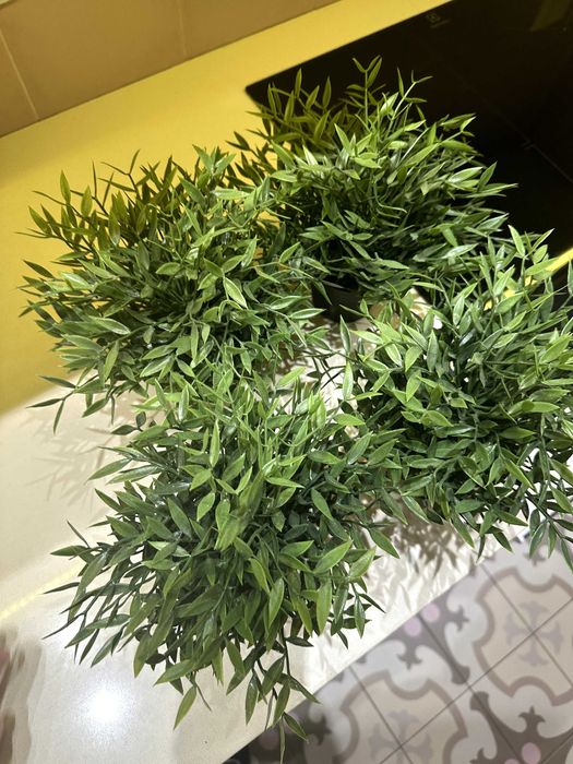 Zestaw czterech sztucznych kwiatów