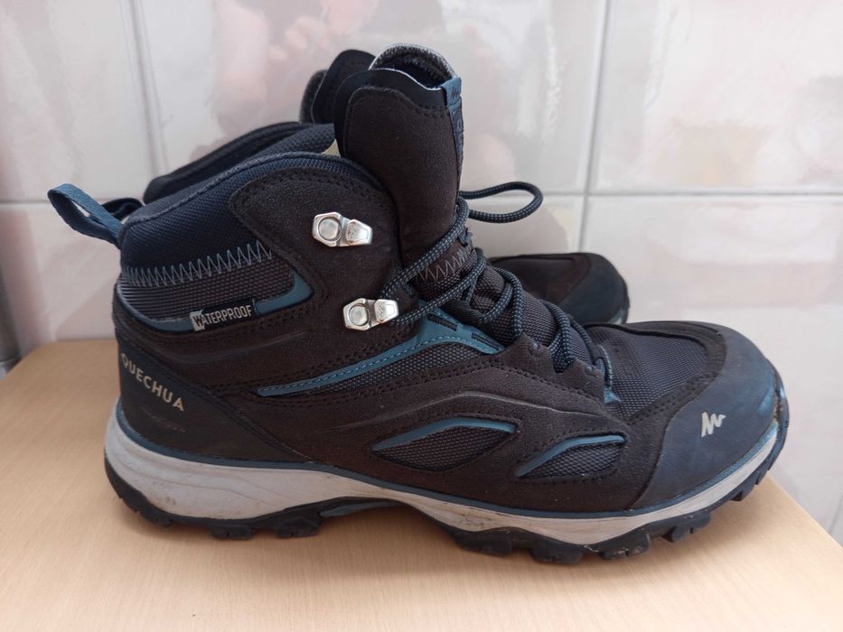 Botas impermeáveis de caminhada na montanha