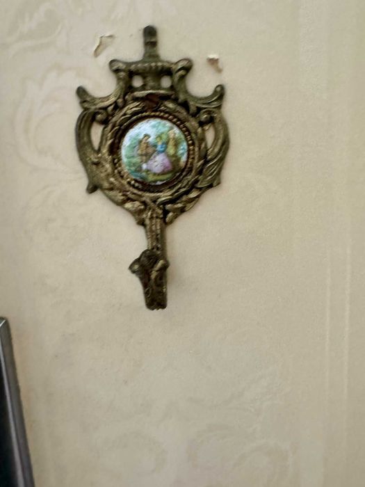 4 Wall Hooks with Iron Frame.64584581643139122