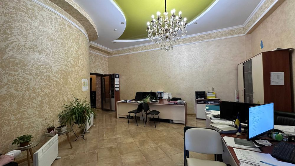 Продаж фасадного приміщення вільного призначення Зарічанська