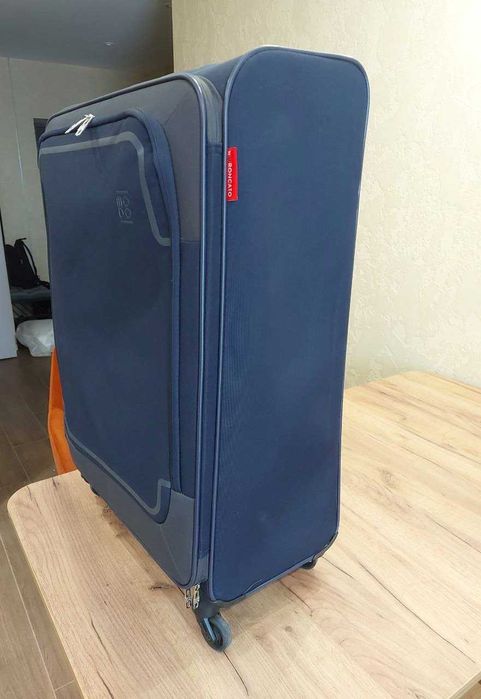 Чемодан на 4 колесах объемом 106 литров бренда Arsego