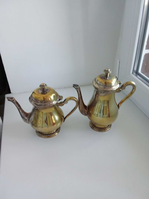 Два чайника з кольорового металу