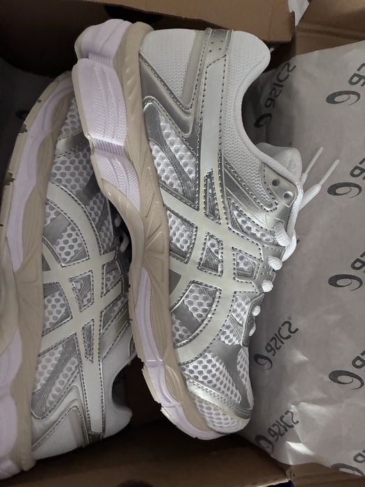 Ténis Asics GEL-Kayano 14 (Cream / Silver) – Tam. 42 – Como Novos / Originais